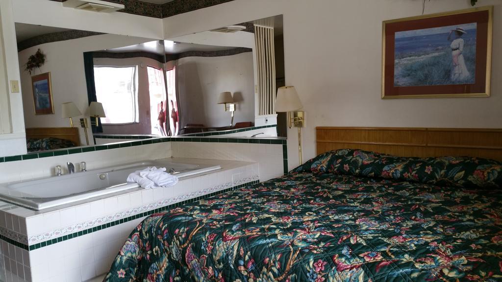 Seaway Motel Roosevelt Park Екстериор снимка