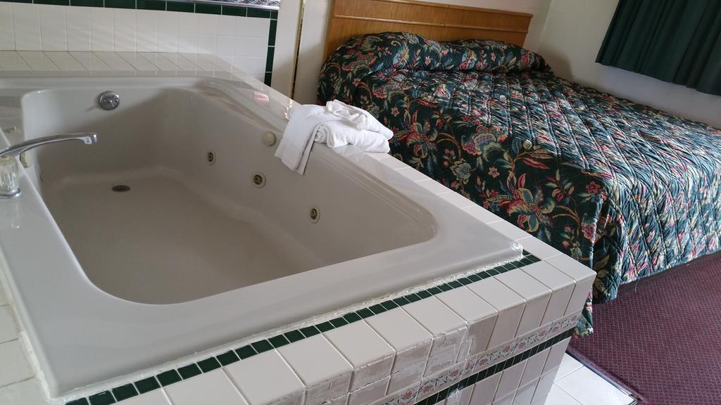 Seaway Motel Roosevelt Park Екстериор снимка