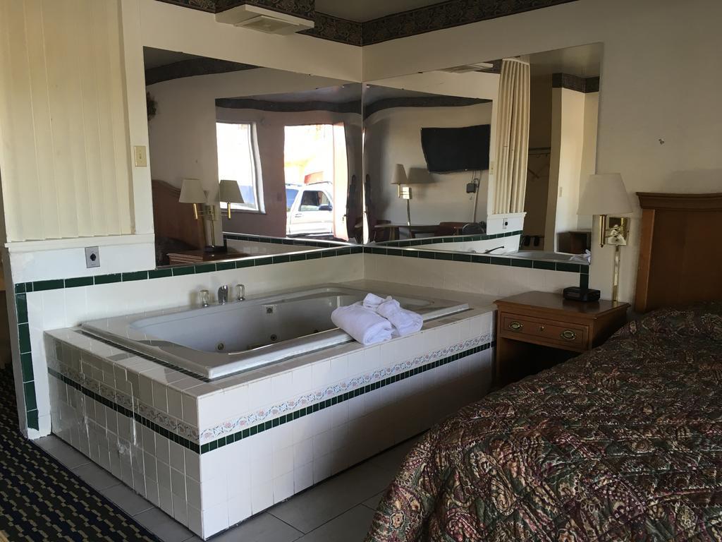 Seaway Motel Roosevelt Park Екстериор снимка