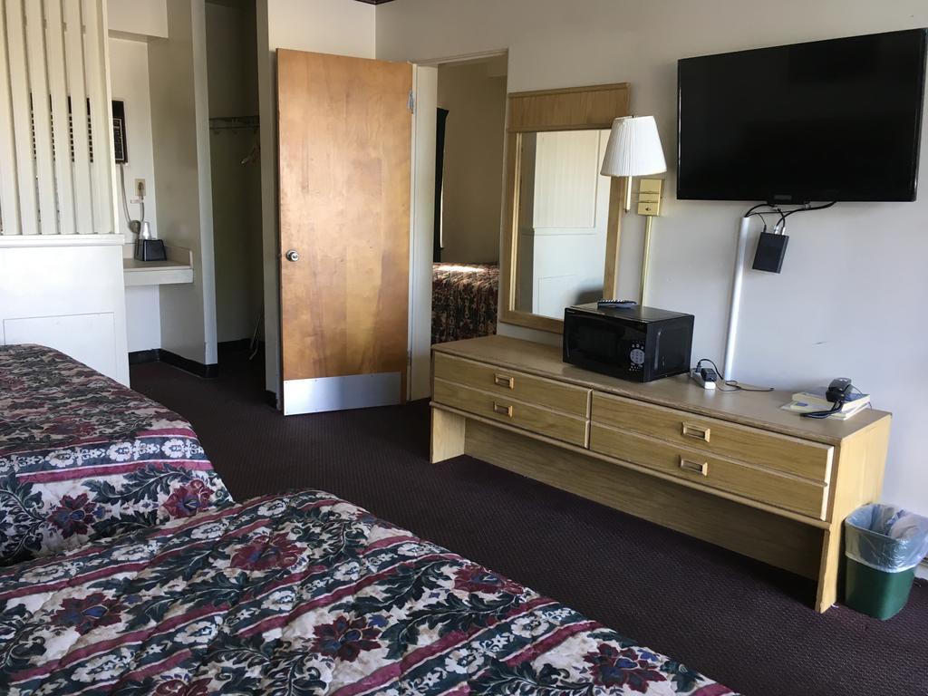 Seaway Motel Roosevelt Park Екстериор снимка