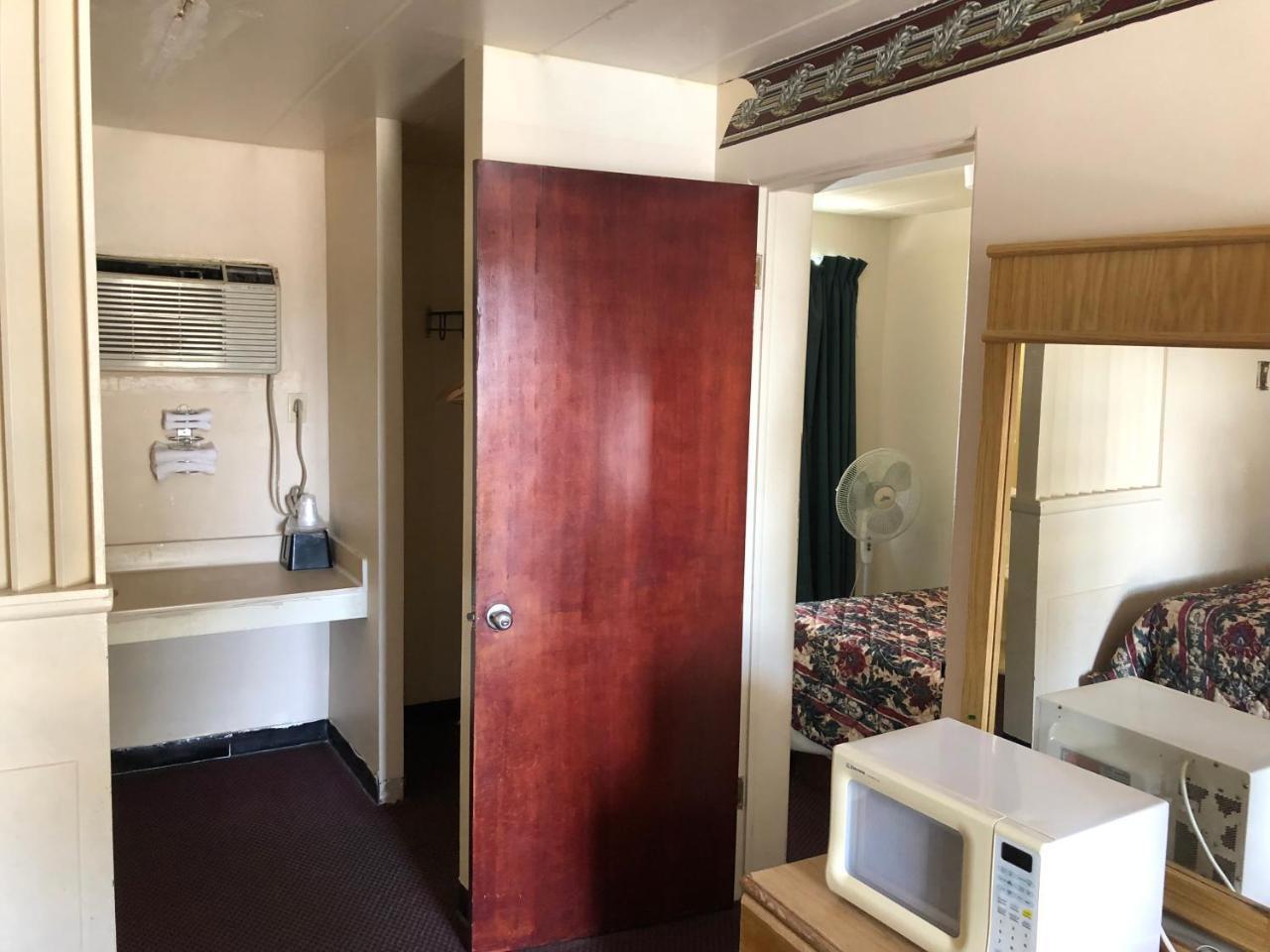 Seaway Motel Roosevelt Park Екстериор снимка
