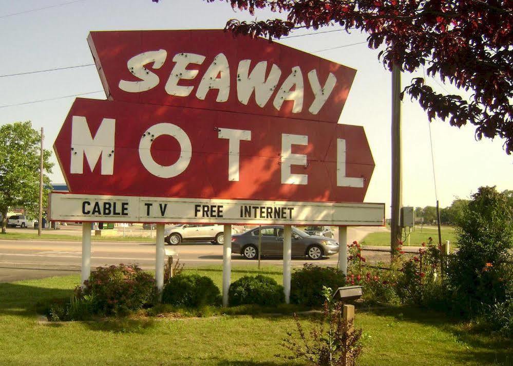 Seaway Motel Roosevelt Park Екстериор снимка