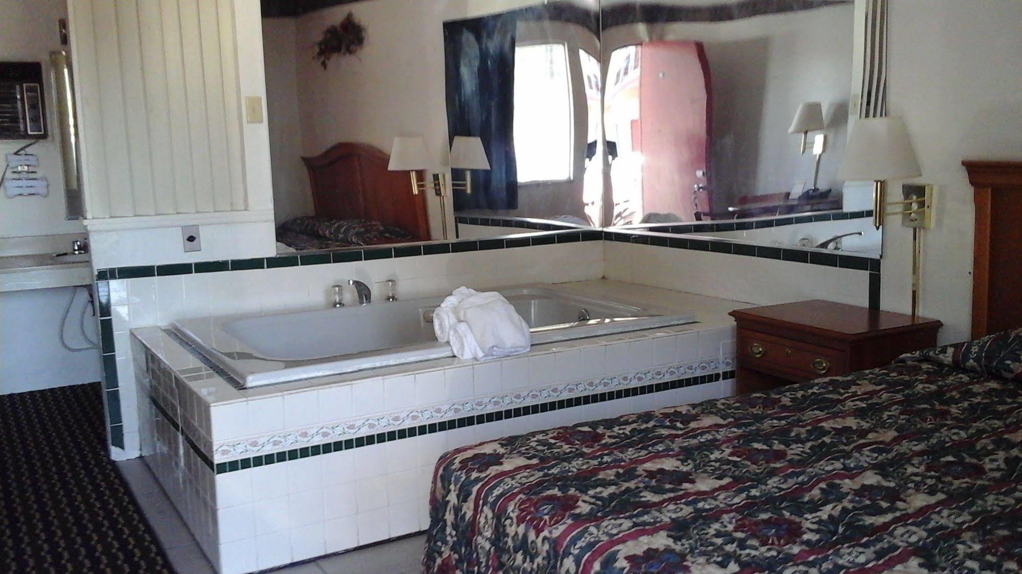Seaway Motel Roosevelt Park Екстериор снимка